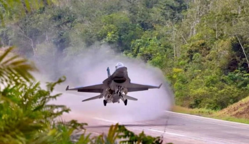 Ούτε Κίνα ούτε Ινδία: Η χώρα που σχεδιάζει να χρησιμοποιεί δρόμους με διόδια ως πίστες για μαχητικά