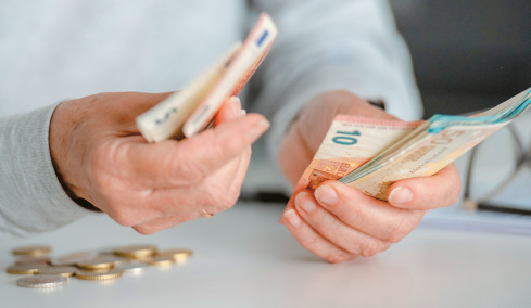 Tα έσοδα από φόρους θα κρίνουν τις νέες παροχές σε επιχειρήσεις και νοικοκυριά, τι σχεδιάζεται για φοροελαφρύνσεις και ασφαλιστικές εισφορές
