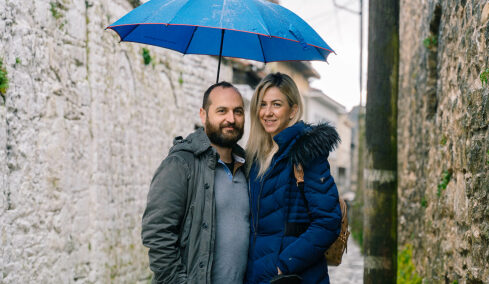 Από τα βουνά της Ηπείρου έως τους ελαιώνες της Μεσσηνίας: Η ζωή πέντε ζευγαριών μακριά από την Αθήνα
