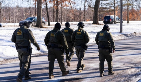 Σε διαθεσιμότητα δύο πράκτορες της ICE για ψευδείς καταθέσεις μετά από πυροβολισμό μετανάστη στη Μινεάπολη 
