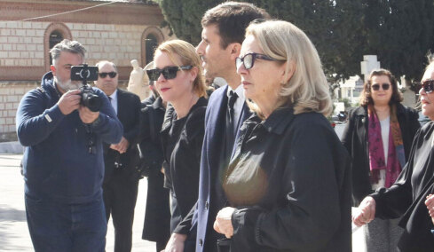 Συγκίνησε η Λένα Παπαληγούρα: «Ο πατέρας μου έφυγε κρατώντας το χέρι της συντρόφου του, η ανακουφιστική φροντίδα δεν είναι πολυτέλεια»