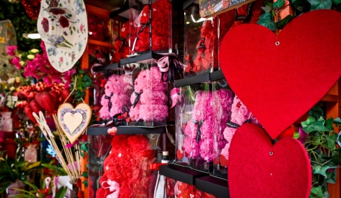 Ο Άγιος Βαλεντίνος ζεσταίνει την αγορά: Τι αγοράζουν οι Έλληνες, πού κάνουν κρατήσεις και πώς κινούνται οι online πωλήσεις