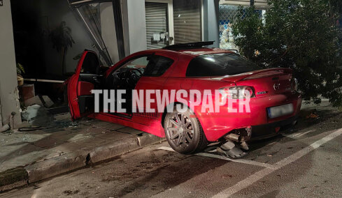 Σοβαρό τροχαίο ατύχημα στον Βόλο, Ι.Χ. εξετράπη και κατέληξε σε φροντιστήριο