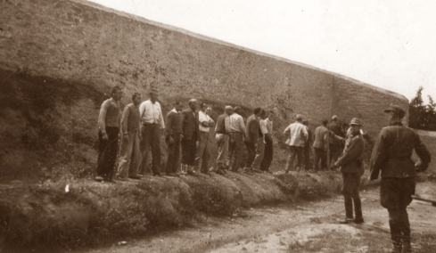 Στη δημοσιότητα για πρώτη φορά φωτογραφίες με τα πρόσωπα των 200 εκτελεσθέντων στην Καισαριανή, βρέθηκαν σε δημοπρασία στο eBay