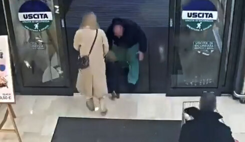Μετανάστης στην Ιταλία άρπαξε κοριτσάκι από τα χέρια της μαμάς του σε σούπερ μάρκετ: Δείτε βίντεο