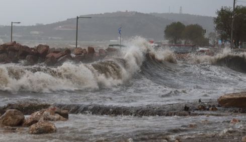 Γιατί η Δυτική Ελλάδα δοκιμάζεται όλο και συχνότερα από σαρωτικές κακοκαιρίες: Καθηγητής Φυσικής εξηγεί