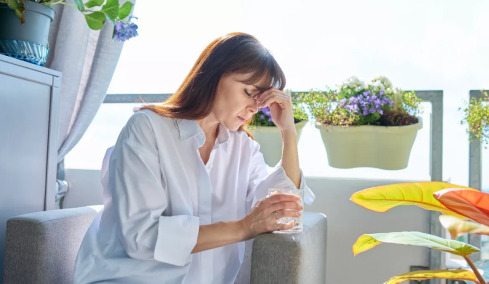 Γιατί στα 40 σερνόμαστε; Όλη η αλήθεια για την εξάντληση της ηλικίας – Πώς θα ξανανιώσουμε
