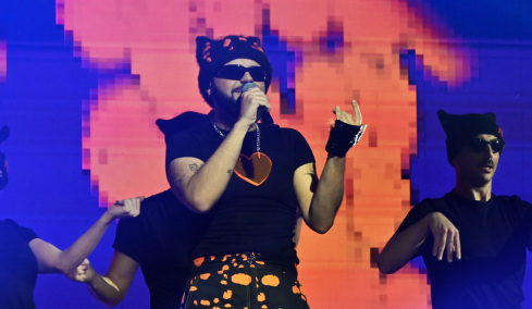 Akylas: Η ομοφοβική επίθεση στη Θεσσαλονίκη και οι οικονομικές δυσκολίες πριν από τη Eurovision