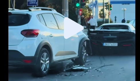 Γλυφάδα: Ηλικιωμένος με Dacia χτύπησε Ferrari - Δείτε το video