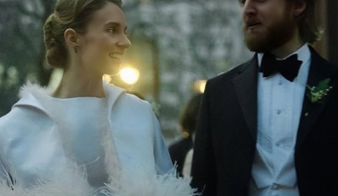 Maya Hawke: Η κόρη των Uma Thurman και Ethan Hawke και πρωταγωνίστρια του Stranger Things παντρεύτηκε τον Christian Lee Hutson στη Νέα Υόρκη
