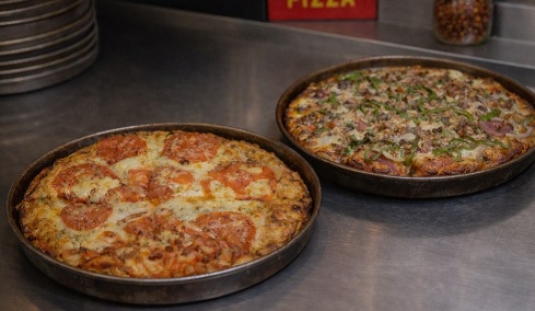 Καναδέζικη πίτσα: Πού τρώμε ακόμα από τις πιο νοσταλγικές πίτσες στο ταψί