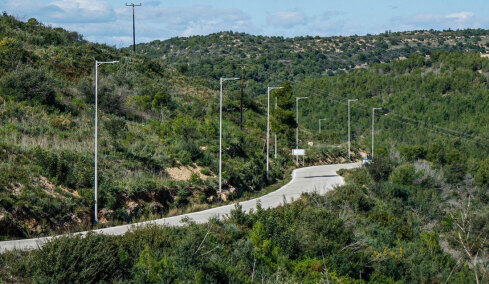 Πώς ελήφθη η απόφαση για τους 600 στύλους φωτισμού μέσα στο δάσος στις Σπέτσες - Στο ΣτΕ προσέφυγε ο Δήμος