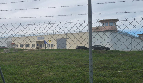 Πώς έγινε η δολοφονία του ισοβίτη στις φυλακές Δομοκού: Το τυφλό σημείο, ο Αλκέτ Ριζάι και ο Βούλγαρος που «έσωσε» τον αρχιφύλακα
