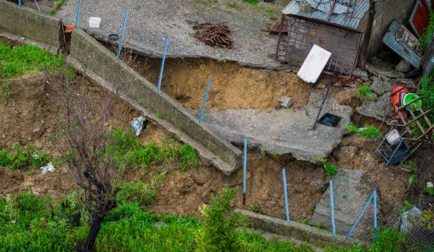 Συγκλονιστικές εικόνες από drone στο Μαζαράκι Ηλείας, υποχωρεί ολόκληρη η πλαγιά, μετέφεραν μαθητές στα χέρια μέσα από χωράφια