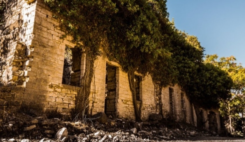 Το ιστορικό χωριό της Ελλάδας που «καταπίνει» η φύση, δείτε βίντεο