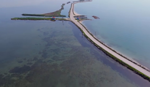 Ο εντυπωσιακός δρόμος που... επιπλέει στο νερό και οδηγεί στην «Πολυνησία της Ελλάδας»