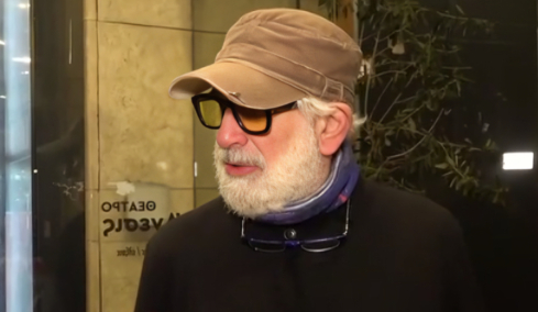 Ο Πέτρος Φιλιππίδης πήγε να δει τον γιο του στο θέατρο και τον περίμενε δημοσιογράφος: «Με τι θα είστε ευχαριστημένοι; Τι να σας πω;»