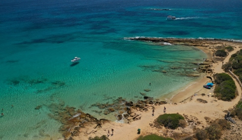 Κουφονήσια: Στοπ στις καντίνες και τις ξαπλώστρες με παρέμβαση Πιερρακάκη