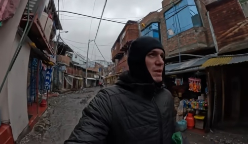 «Κόλαση στη Γη»: Πόλη στο Περού... κρέμεται από τα 5.000 μέτρα, πνίγεται στα σκουπίδια και το αλκοόλ και οι κάτοικοι οπλοφορούν και πυροβολούν αδιακρίτως