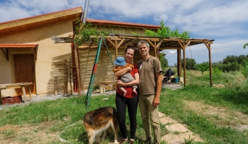Έχτισαν το σπίτι των ονείρων με τα χέρια τους, σε χωριό της βόρειας Ελλάδας, και πλέον δεν πληρώνουν λογαριασμούς