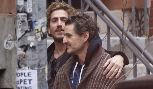 «Οργιάζουν» οι φήμες για τη σεξουαλικότητα του Πέδρο Πασκάλ: Οι τρυφερές αγκαλιές με τον πρώην σύντροφο του Λουκ Έβανς