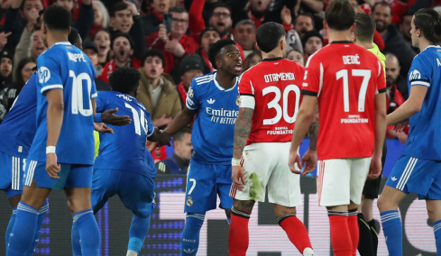 Επεισοδιακό το Μπενφίκα-Ρεάλ: Ο Βινίσιους σκόραρε, πανηγύρισε έντονα και κατήγγειλε ρατσιστική επίθεση - Σύρραξη μεταξύ των παικτών, δείτε βίντεο