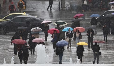 Χαλάει και πάλι ο καιρός από την Παρασκευή: Κόντρα μετεωρολόγων για την πιθανότητα σχηματισμού «γραμμής λαίλαπας»