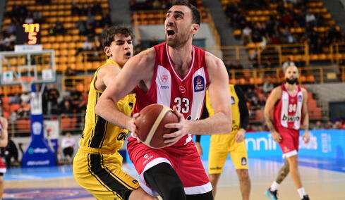 Άσχημα τα νέα για τον Μιλουτίνοφ: Κάταγμα στον αντίχειρα ο Σέρβος σέντερ, χάνει τον τελικό του Κυπέλλου 