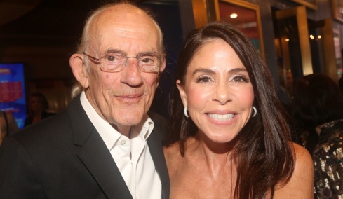 Η ρομαντική ανάρτηση του Κρίστοφερ Λόιντ για τη σύζυγό του προκάλεσε αντιδράσεις για τη διαφορά ηλικίας