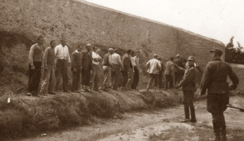 Καισαριανή: Πόσο αποτιμώνται οι 12  φωτογραφίες που θα αγοράσει το Δημόσιο, τι λένε έμπειροι συλλέκτες