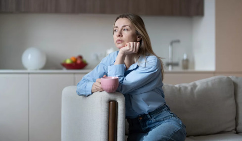 Η μοναξιά καραδοκεί σε όσους βλέπουν τον κόσμο μέσα από ένα αρνητικό φίλτρο
