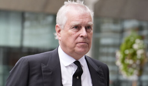 Η βρετανική αστυνομία συνέλαβε τον έκπτωτο πρίγκιπα Άντριου για παράβαση καθήκοντος σχετικά με την υπόθεση Επστάιν