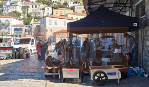 Εγκατέστησαν σύστημα για τεχνητή βροχή στο λιμάνι της Ύδρας για την ταινία του Μπραντ Πιτ, έως αύριο στο νησί ο ηθοποιός - Δείτε φωτογραφίες