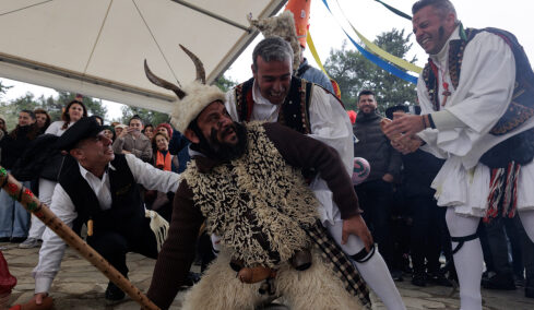 Μπουρανί: Το διονυσιακό καρναβάλι του Τυρνάβου μέσα από 20 φωτογραφίες