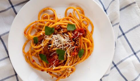 Γεύσεις που θυμόμαστε πάντα: λεμονάτο με πατάτες τηγανιτές, πίτσα ταψιού και σπαγγέτι αματριτσιάνα