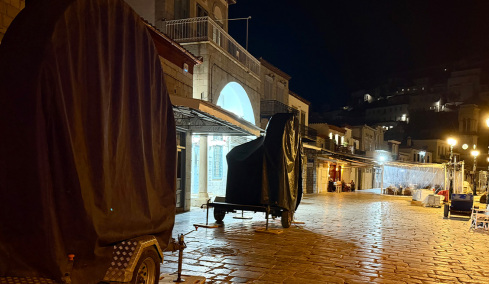 H... τέλεια καταιγίδα στην Ύδρα: Δείτε πώς θα δημιουργήσουν το «εφέ» των θυελλωδών ανέμων και της καταρρακτώδους βροχής για την ταινία του Μπραντ Πιτ