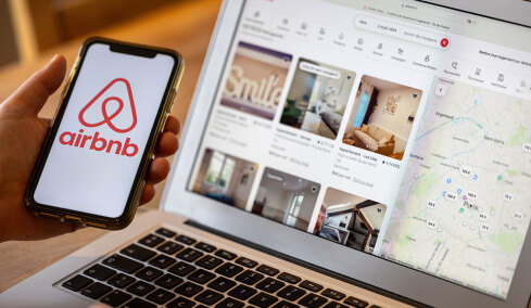 Πωλητήρια για σπίτια με έτοιμο Airbnb και εισόδημα: Πώς περάσαμε από το «φωτεινό και γωνιακό» στο «έτοιμο προς εκμετάλλευση»