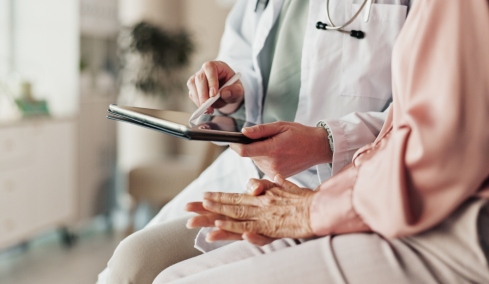 ALS: Τι είναι η Αμυοτροφική Πλευρική Σκλήρυνση, τα πρώτα συμπτώματα που συχνά αγνοούνται