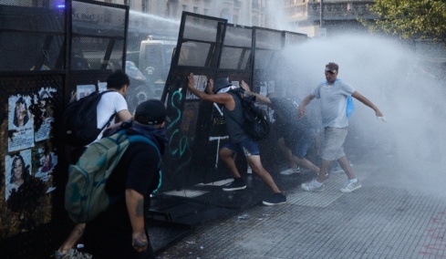 Συγκρούσεις στο Μπουένος Άιρες σε απεργιακή κινητοποίηση κατά της μεταρρύθμισης Μιλέι, δείτε βίντεο