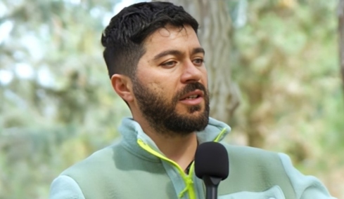 Άρης Τσάπης για το «Ευτυχισμένοι Μαζί»: Ο Γιάννης Μπέζος ήταν σαν μπαμπάς, μας έλεγε ανέκδοτα πριν ξεκινήσει η σκηνή