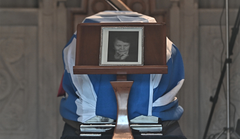 Ελένη Γλύκατζη - Αρβελέρ: Στη Μητρόπολη Αθηνών η σορός της για λαϊκό προσκύνημα, το μεσημέρι η κηδεία της