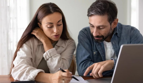 Δυσκολεύεστε να πληρώσετε τα ασφάλιστρα; Ποιες επιλογές έχετε πριν τη διακοπή του συμβολαίου