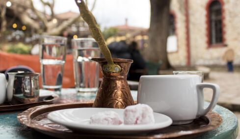 Ο ελληνικός καφές επιστρέφει: η γεύση της νοσταλγίας στο φλιτζάνι