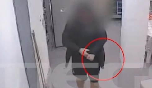 Ο Βούλγαρος δολοφόνος κάνει βόλτες μαζί με τον αρχιφύλακα λίγο πριν σκοτώσει τον ισοβίτη στις φυλακές Δομοκού: Δείτε βίντεο ντοκουμέντο 