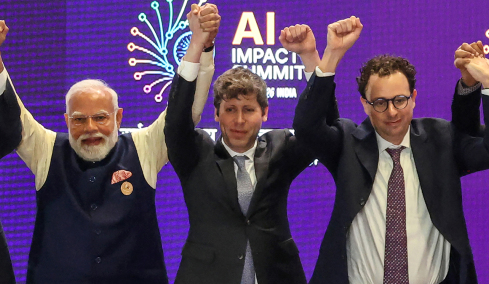 Η viral αμήχανη στιγμή μεταξύ του Σαμ Άλτμαν της OpenAI και ανταγωνιστή του στην Ινδία: Γιατί απέφυγαν να κρατηθούν χέρι-χέρι