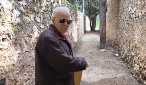 «Πολυβόλα μπαστακωμένα στο μπετό και γιαγιάδες να μοιρολογούν»: Η εξομολόγηση του κ. Στράτου για το Σκοπευτήριο της Καισαριανής