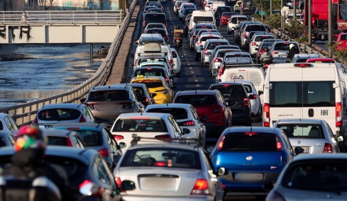 Στο κόκκινο η κίνηση στην Αττική - Μεγάλο μποτιλιάρισμα στον Κηφισό και το κέντρο της Αθήνας, ταλαιπωρία και στον Σκαραμαγκά
