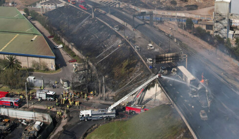 Η στιγμή της ανατροπής και της έκρηξης του φορτηγού που μετέφερε υγροποιημένο αέριο στη Χιλή, δείτε βίντεο