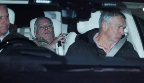 «Τώρα είναι αυτός που ιδρώνει»: Τα πρωτοσέλιδα του βρετανικού Τύπου για τη σύλληψη του έκπτωτου πρίγκιπα Άντριου