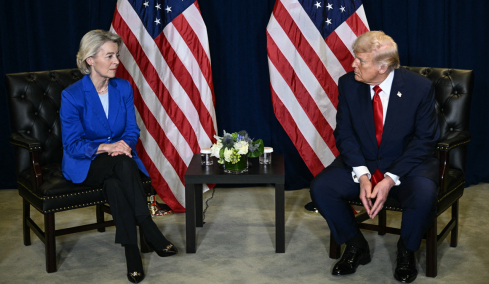 Politico: Ο Τραμπ πιέζει την Ευρώπη να αγοράσει αμερικανικά όπλα και την απειλεί με αντίποινα